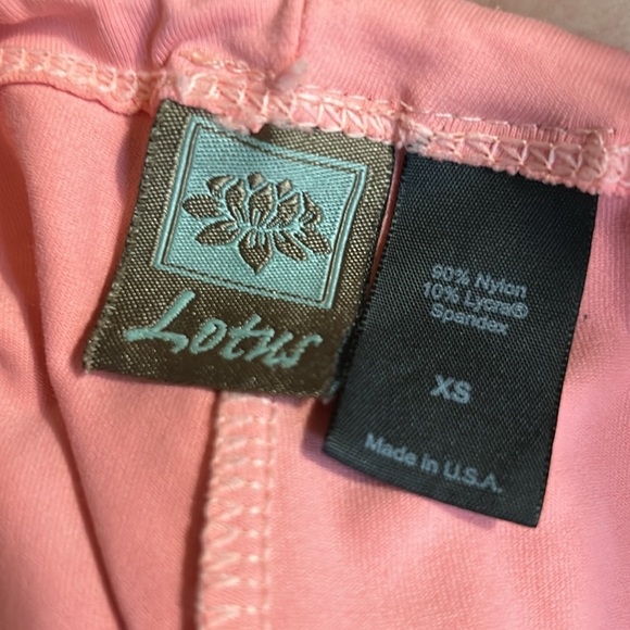 Lotus wide leg Salmon color pants w/drawstring. XS. 90 nylon 10 Lycra spandex. - Picture 2 of 5